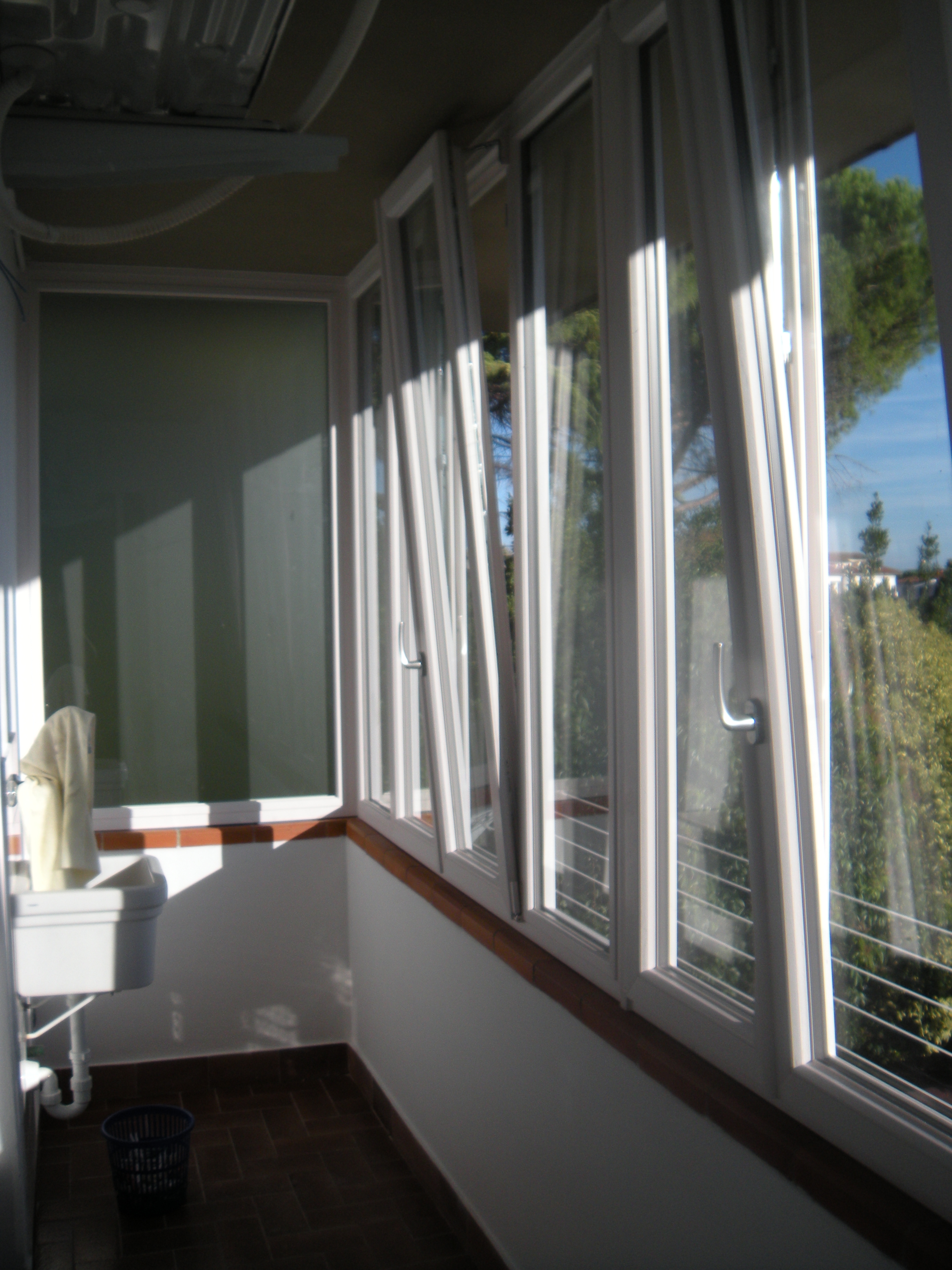 Chiusura balcone con infissi in pvc a pontedera omnia serramenti Infissi per balconi
