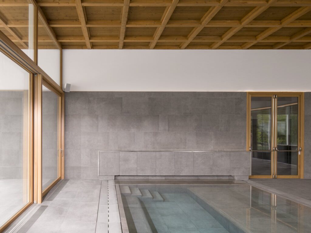 Finestre BG Legno Lumia in una spa con piscina interna