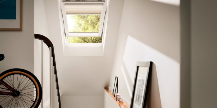 Finestre da tetto VELUX in una mansarda sopra la scala