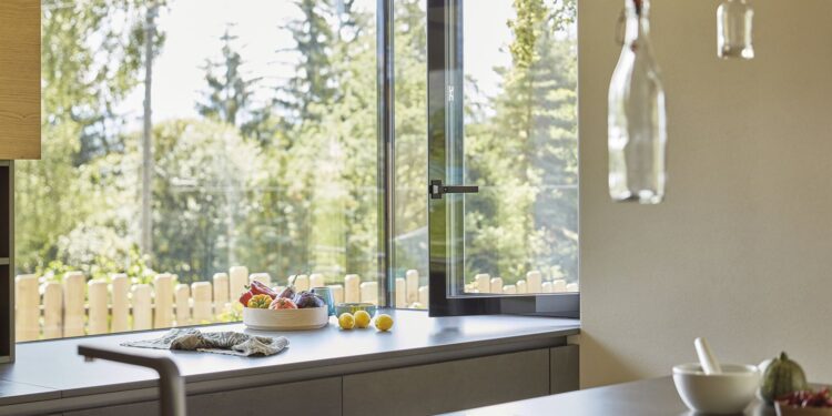 Finestre Finstral con effetto tutto vetro in una cucina