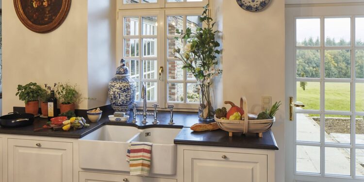Finestre Finstral in PVC bianco in una cucina