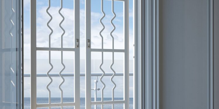 Grate di sicurezza Erreci Sikura su una porta-finestra vista mare