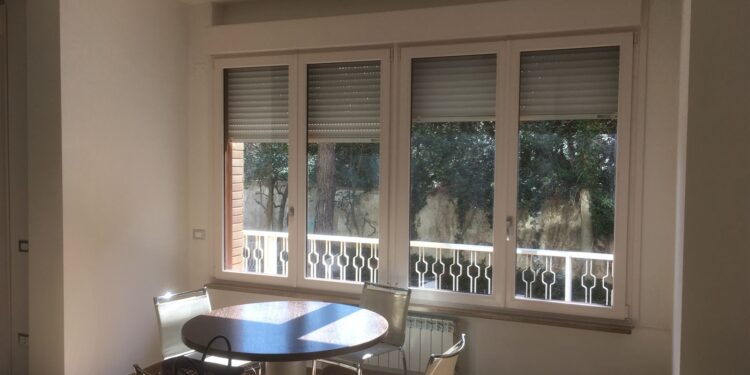 Miniblocco Finstral con tapparelle e cassonetto in un appartamento a Livorno – Omnia Serramenti