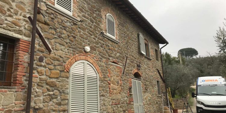 Persiane in alluminio installate da Omnia su un casale in pietra