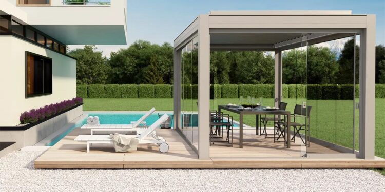 Vetrate panoramiche VEPA su una pergola bioclimatica – Omnia Outdoor