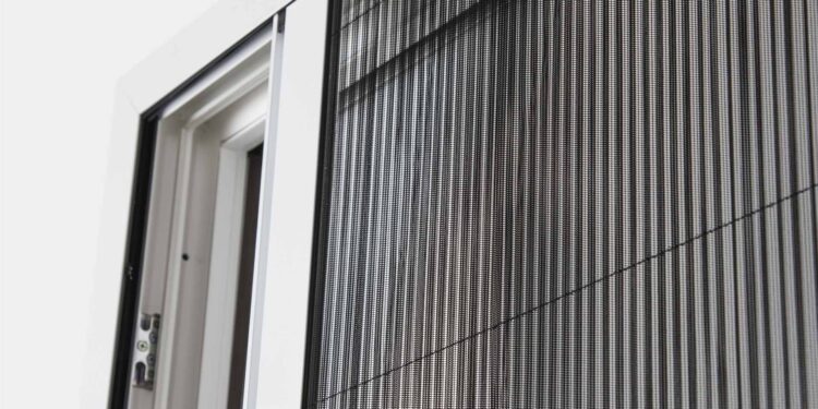 Zanzariere per porte e finestre plissé su una porta-finestra